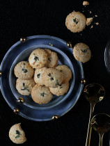 Baked white chocolate with thyme